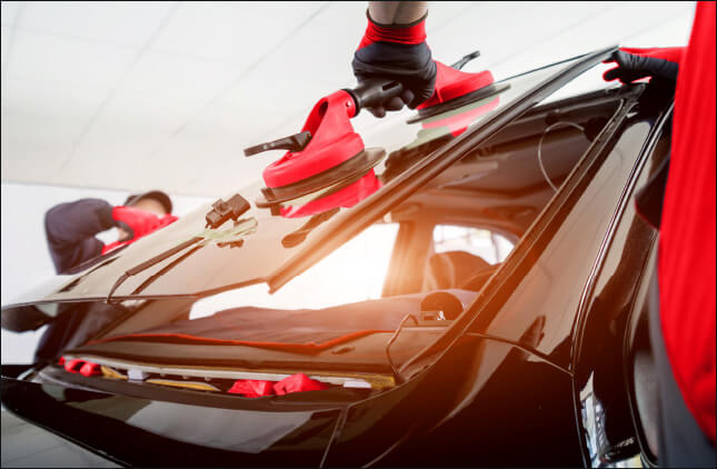 Eine Heckscheibe wird vom Auto abmontiert